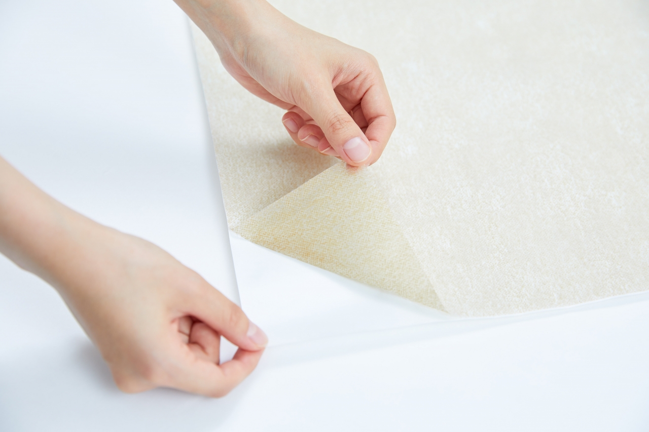 シールを剥がす